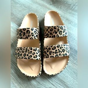 Brand new without tags women’s  Old Navy leopard print slides - size 9.